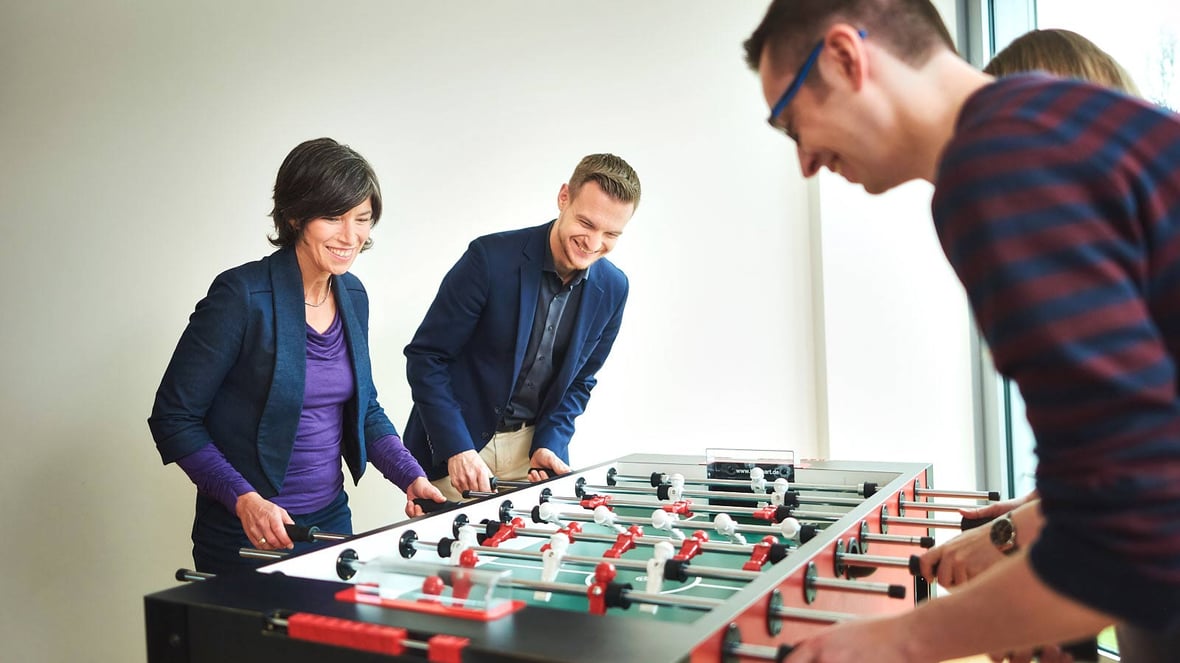 adesso Kollegen spielen Kicker